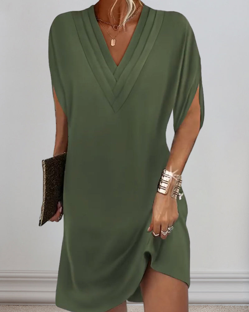 Elegant ensfarget kjole med åpne ermer