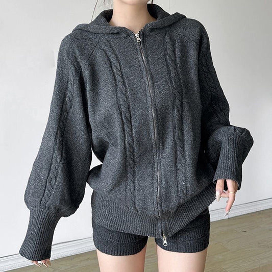 Trendy 2-delt sett med strikket hettegenser og shorts for kvinner
