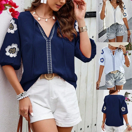 Elegant, brodert blomsterbluse med V-hals for kvinner