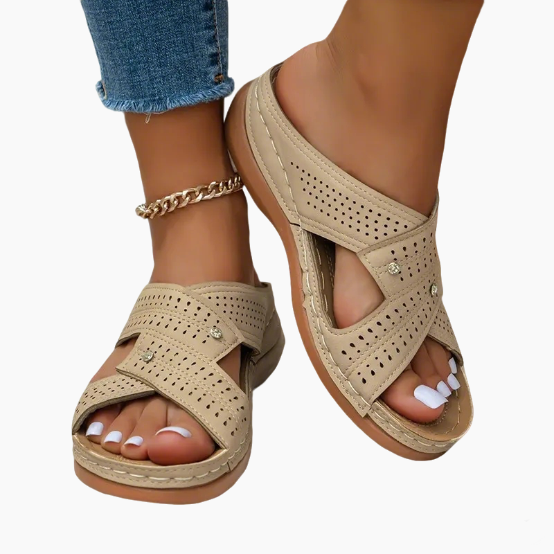 Uformelle slip-on-sandaler med kryssremmer og perforert mønster