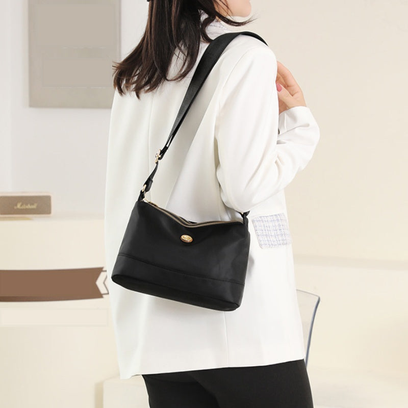 Minimalistisk, romslig skulder- og crossbody-veske i nylon
