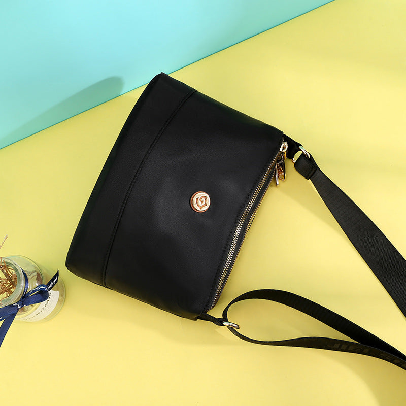 Minimalistisk, romslig skulder- og crossbody-veske i nylon