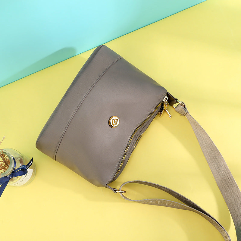 Minimalistisk, romslig skulder- og crossbody-veske i nylon