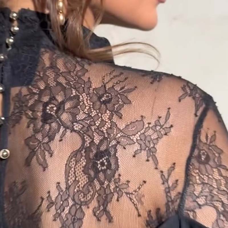 Elegant midi-kjole med høyhalset blonderrygg for kvinner