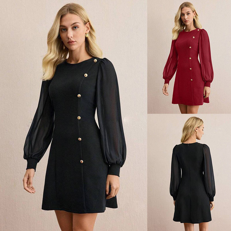 Elegant langermet kjole med asymmetrisk knappdetalj