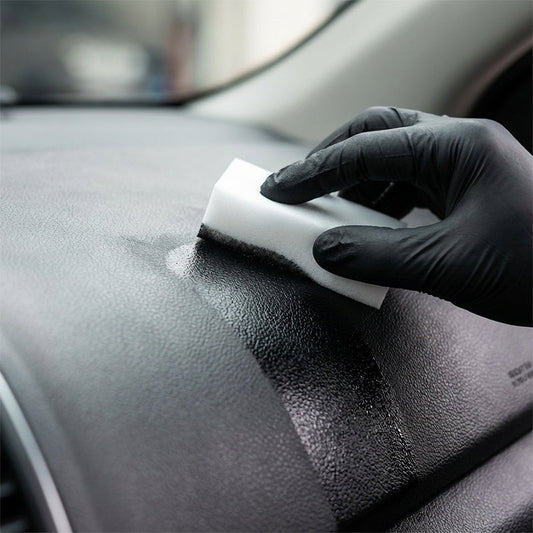 Sett med holdbare pleiemidler for bilplast