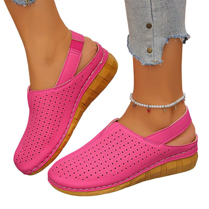 Perforerte kilehæl-slingback-sandaler for kvinner
