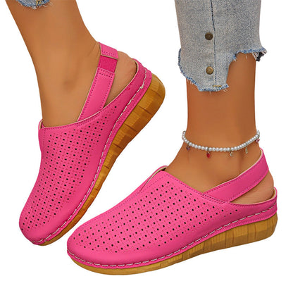 Perforerte kilehæl-slingback-sandaler for kvinner
