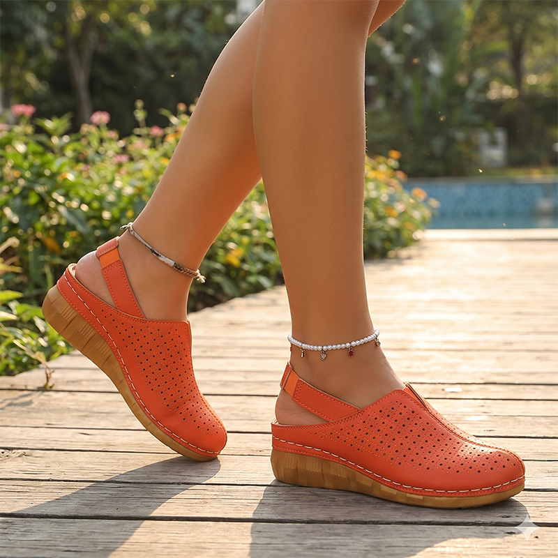 Perforerte kilehæl-slingback-sandaler for kvinner
