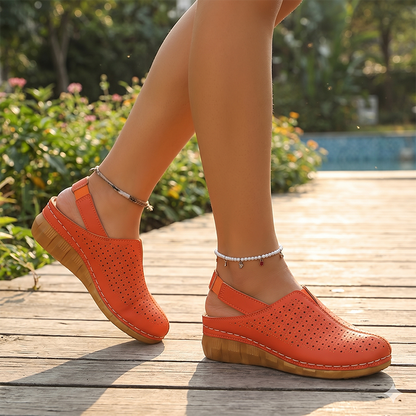 Perforerte kilehæl-slingback-sandaler for kvinner