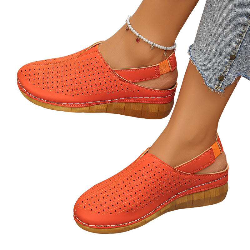 Perforerte kilehæl-slingback-sandaler for kvinner