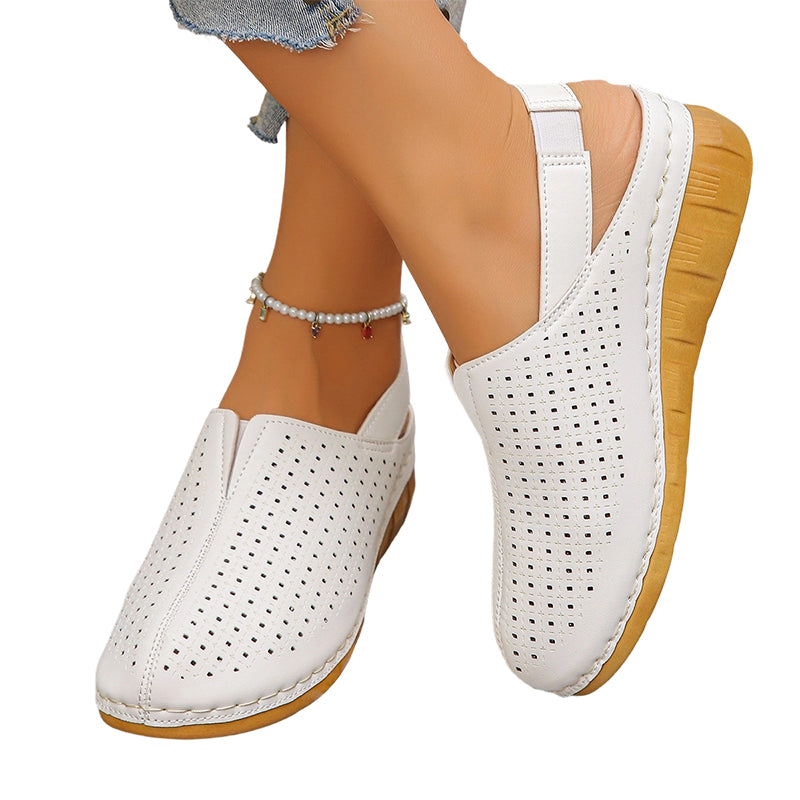 Perforerte kilehæl-slingback-sandaler for kvinner