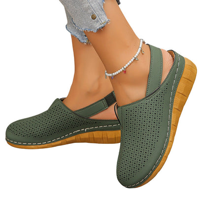 Perforerte kilehæl-slingback-sandaler for kvinner