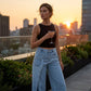 ⏳Tidsbegrenset tilbud⏰Asymmetriske jeans med vid benåpning for damer – Unikt design i midjen, avslappet passform og allsidig – Perfekt for stilig hverdagsstil og uformelle utflukter 🌿