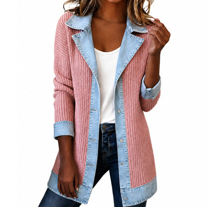 Elegant damekåpe i denim med ribbestrikket innsats