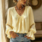 Elegant ensfarget bluse med V-hals for damer
