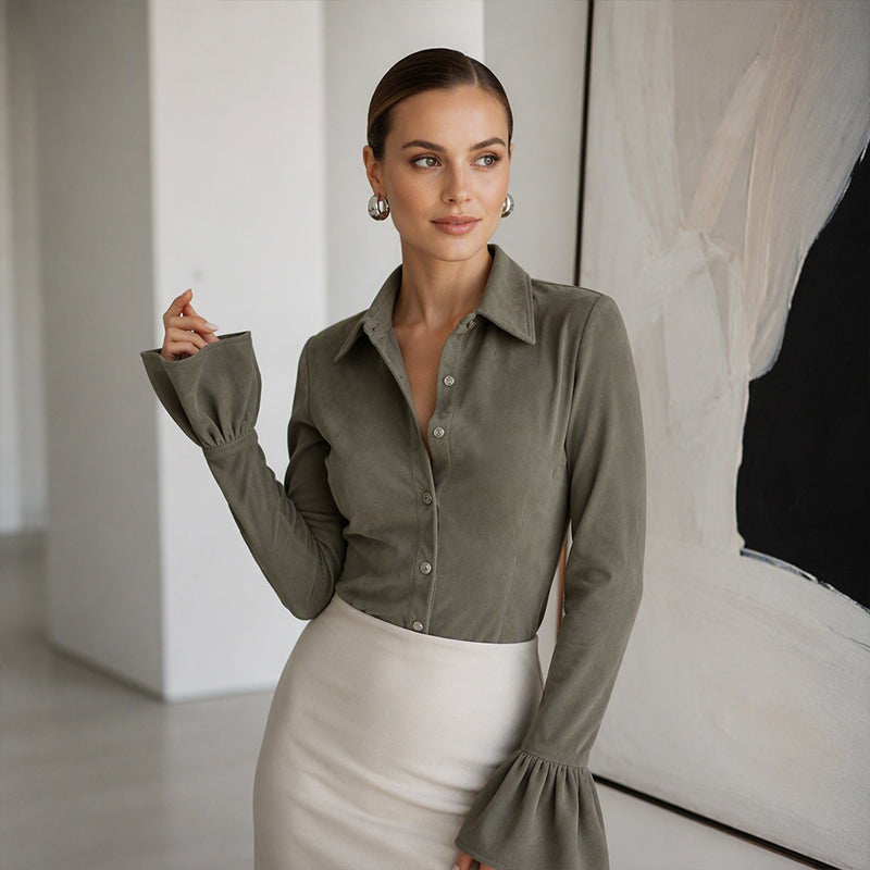 ☀️👚Nye varer – Top med fløyelsmansjetter med volanger – Mykt fall og elegant knappestolpe foran, perfekt både på jobb og i helgen