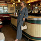 Elegant jumpsuit med V-hals og vide ben, med belte