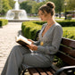 Elegant jumpsuit med V-hals og vide ben, med belte