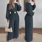 Elegant jumpsuit med V-hals og vide ben, med belte