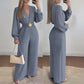Elegant jumpsuit med V-hals og vide ben, med belte