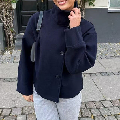 Kort jakke med stående krage og enkeltknapping for damer