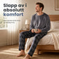 Mykt, plystrert pyjamasett i strikk til herrer, med ensfarget rundskjorte og rutete bukse